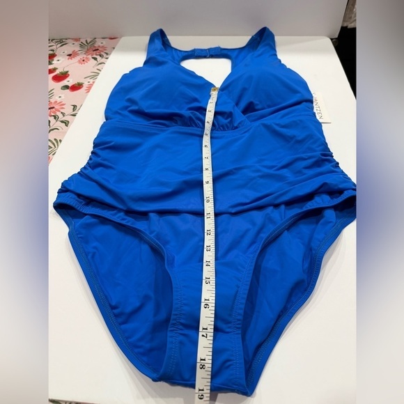 Jantzen
Women's Jewel Solid Portrait Back One Piece Swimsuit Size 12 NWT - Picture 7 of 11